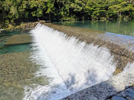 小さな滝 -マイナスイオンを浴びよう- 小さな滝 -マイナスイオンを浴びよう- 滝,水飛沫,マイナスイオンの写真素材