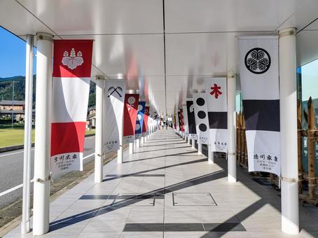 岐阜関ケ原古戦場記念館外回廊　建物を右に 岐阜関ケ原古戦場記念館,関ヶ原,旗指物の写真素材