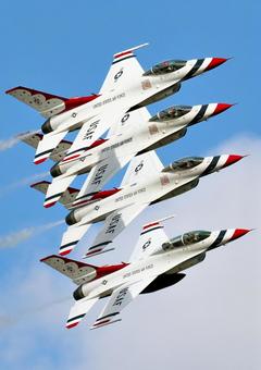 エシロン編隊のサンダーバーズ エシロン編隊のサンダーバーズ サンダーバーズ,f16,thunderbirdsの写真素材