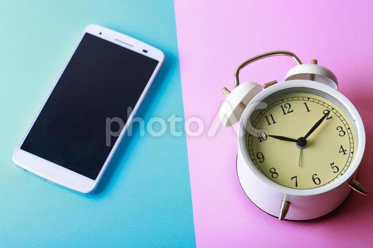 スマホと目覚まし時計 スマホ,テクノロジー,スマートフォンの写真素材