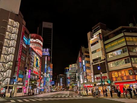 夜の池袋西口駅前の交差点③‐夜 池袋,池袋西口,夜景の写真素材