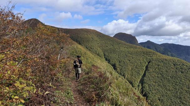 紅葉の登山道を歩く登山者 紅葉の登山道を歩く登山者 登山,縦走,登山者の写真素材