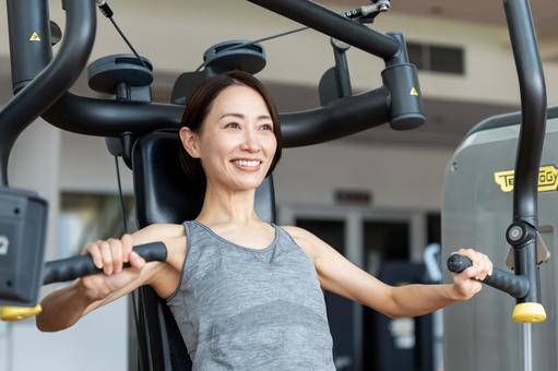 ジムでトレーニングするミドルの女性 ジム,フィットネス,トレーニングの写真素材