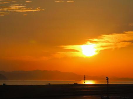 海に沈む夕日の写真