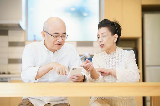 年長夫婦通過反複試驗使用智能手機 年長夫婦通過反複試驗使用智能手機