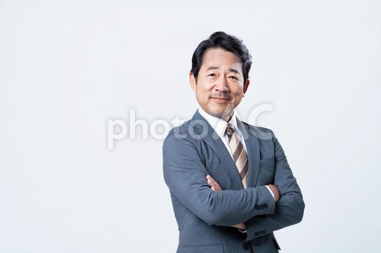 腕組みをするミドルのビジネスマン ビジネスマン,ビジネス,ミドルの写真素材