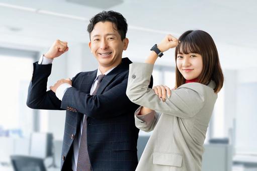 ガッツポーズをする笑顔のビジネスマン男女 男女,男性,女性の写真素材