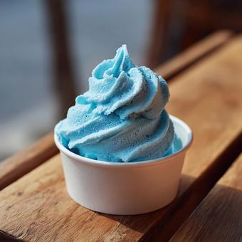 カップに入った青いスイーツの写真
