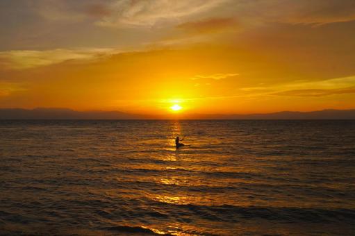 近江湖の辺の道から見る夕日 滋賀県長浜 近江湖の辺の道から見る夕日 滋賀県長浜 夕日,夕陽,夕焼けの写真素材