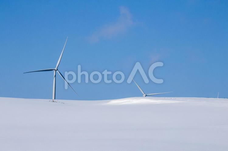 冬の丘と風力タービン 風力発電,雪,北海道の写真素材
