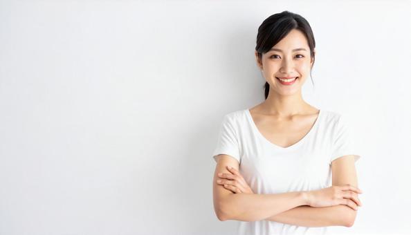 白いTで笑顔の若い女性のポートレート 白いTで笑顔の若い女性のポートレートの写真