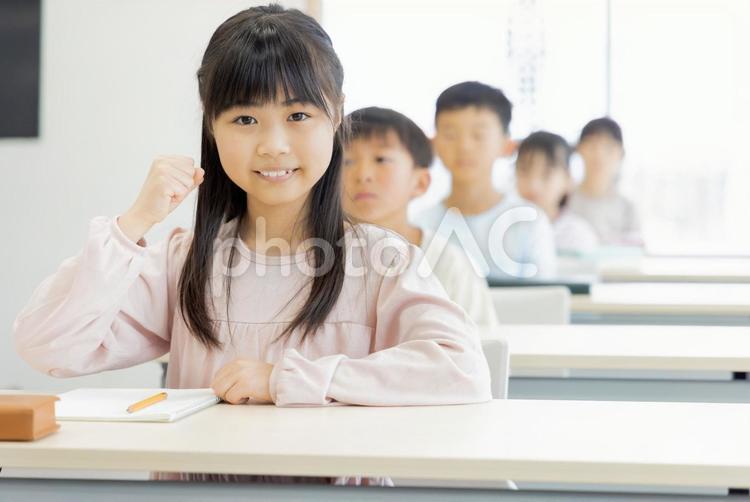学習塾で勉強する小学生 小学生,塾,女性の写真素材
