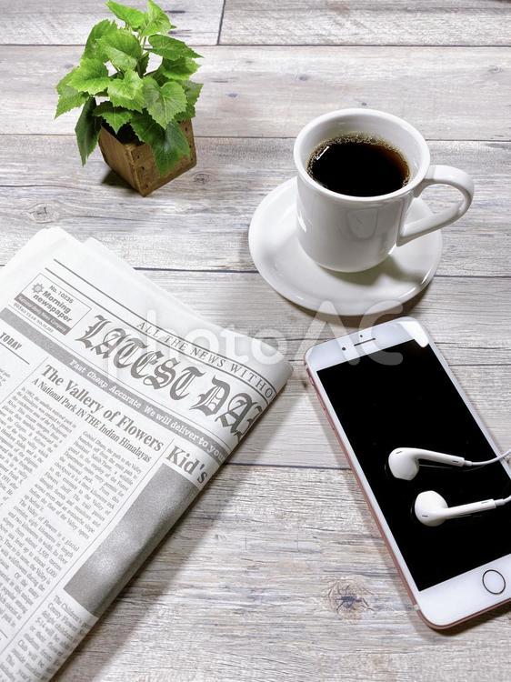 リビングテーブルのスマホとコーヒー　縦位置 リビングテーブル,コーヒー,スマホの写真素材