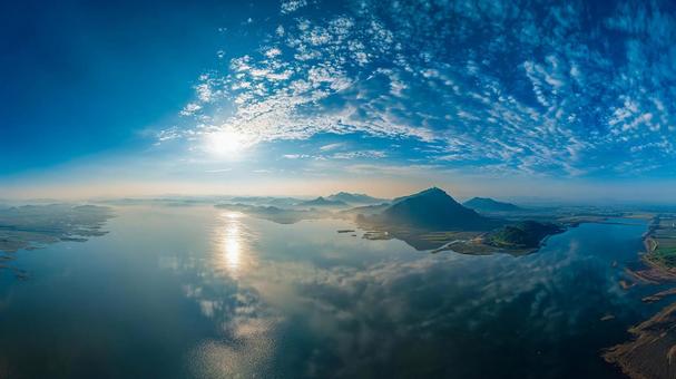 雄大な自然の息吹を感じる、湖と山の眺め 雄大な自然の息吹を感じる、湖と山の眺めの写真