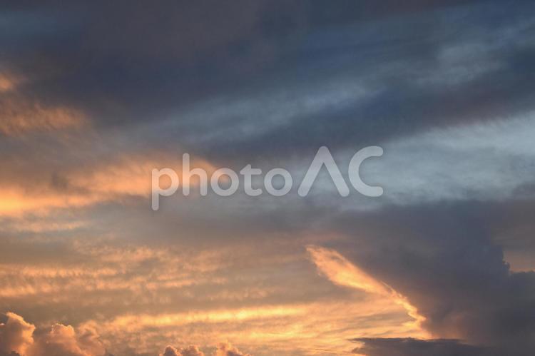 夏の夕暮れ　幻想的な美しい空6 空,曇,スカイの写真素材