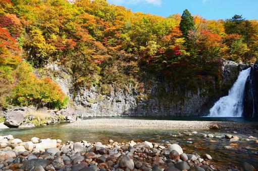法体の滝の紅葉 法体の滝の紅葉 紅葉,もみじ,紅葉狩りの写真素材