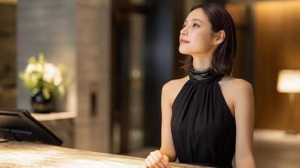 部屋でくつろぐ女性 部屋でくつろぐ女性の写真