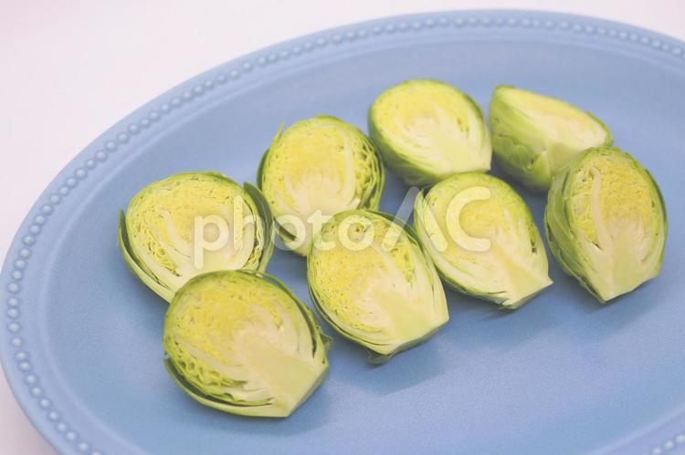 青い皿の上に並べた芽キャベツ 芽キャベツ,めきゃべつ,メキャベツの写真素材