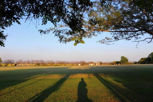 夕日に染まる干潟よか公園の大広場 夕日に染まる干潟よか公園の大広場 干潟よか公園,佐賀県,大広場の写真素材