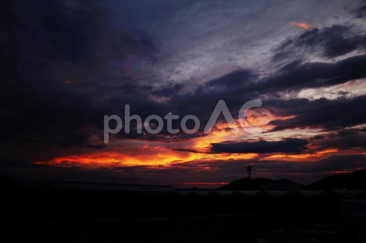 燃えるような夕焼け 燃える,夕焼け,夕陽の写真素材