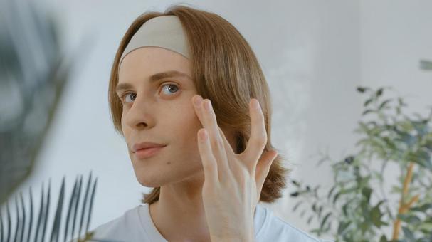 目元を触っているヘアバンドをした男性 男性,外国人,欧米人の写真素材