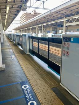 駅のホーム 駅のホーム ホームドア,朝,駅の写真素材