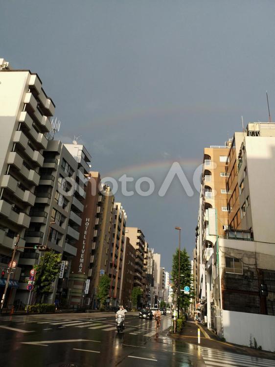 街中の虹 ビルの間から 空,風景,虹の写真素材