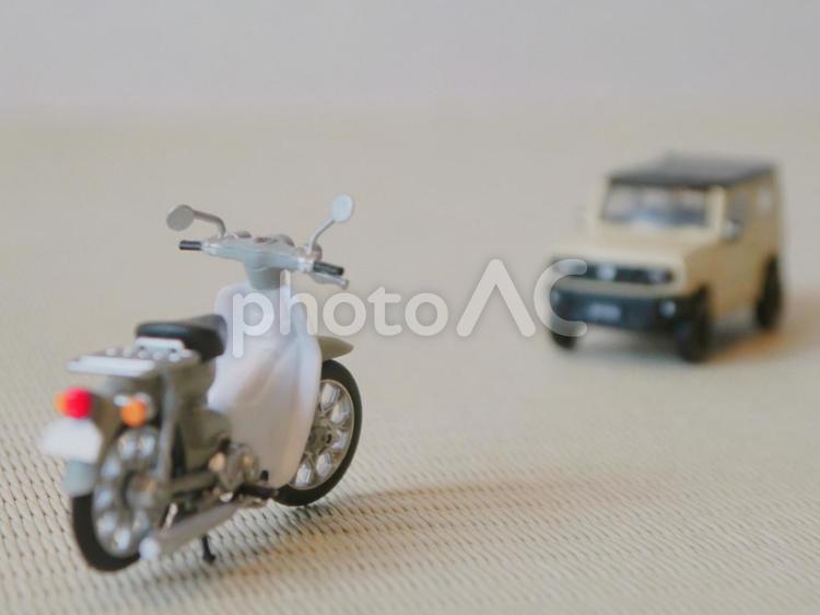 バイクと車４ バイク,車,オートバイの写真素材