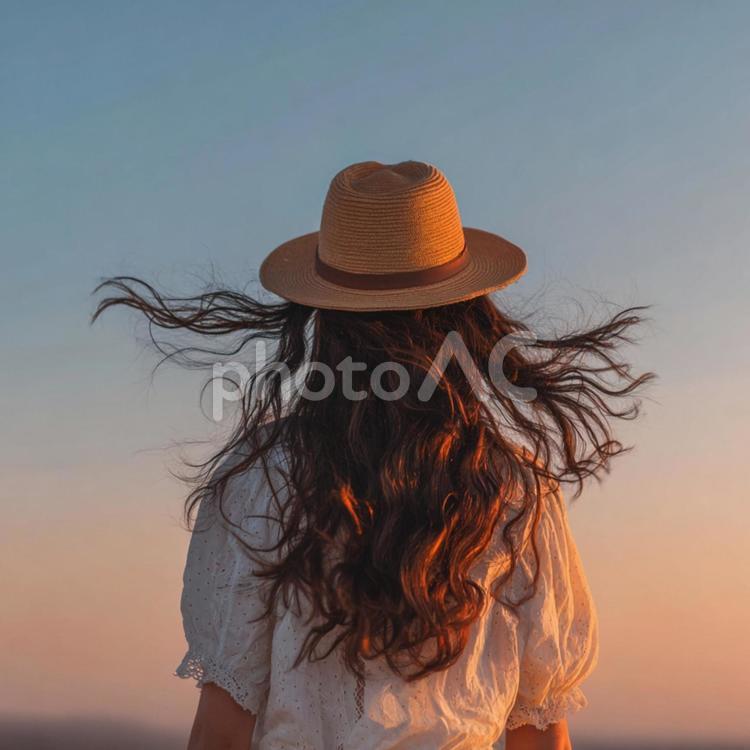 自由と希望を感じさせる風景の中の人物 女性,後姿,髪の写真素材