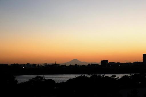 マジックアワーの富士山と都市景観 マジックアワーの富士山と都市景観の写真