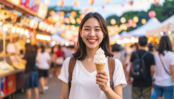 夏祭りでソフトクリームを楽しむ笑顔の女性 夏祭りでソフトクリームを楽しむ笑顔の女性の写真