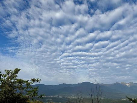 うろこ雲が広がる秋の空 うろこ雲が広がる秋の空の写真