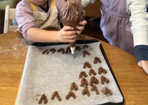 Child making squeezed cookies, JPG Child making squeezed cookies, JPG