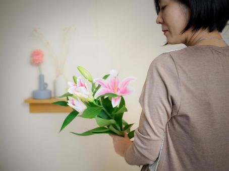36：ゆりの花を静かに見つめる女性 花,ゆり,丁寧な暮らしの写真素材