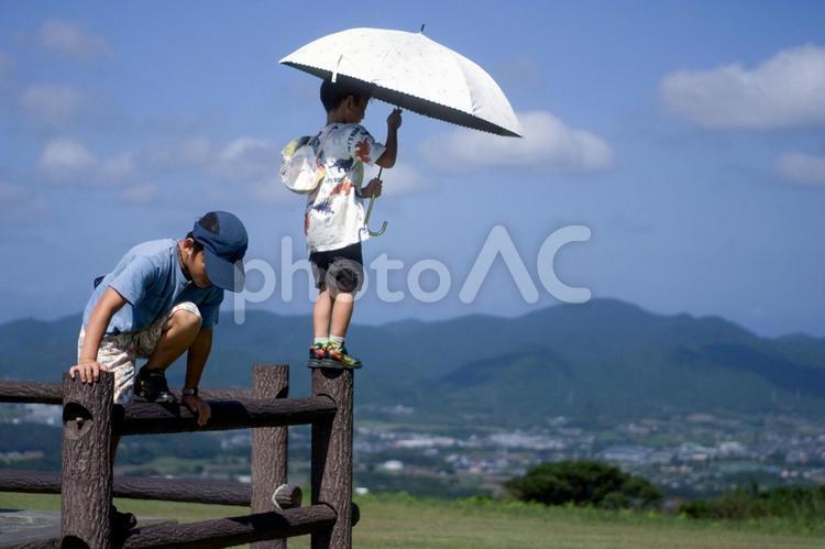＜素材＞山の上で仲良く遊ぶ家族旅行の兄弟 子供,青空,男の子の写真素材