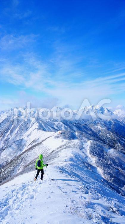 爺が岳から立山方面の絶景を見る登山者２ 冬,冬景色,絶景の写真素材