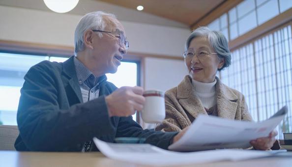 資料を見ながら終活について話すシニア夫婦 資料を見ながら終活について話すシニア夫婦の写真