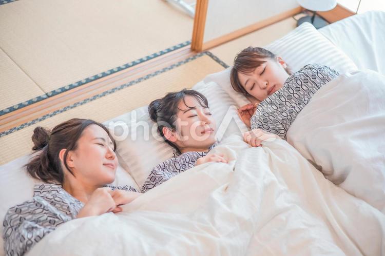 女子旅・布団で眠る女性たち（睡眠） 女子旅,宿泊,浴衣の写真素材
