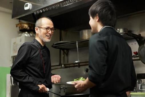 Asian staff teaching work at a restaurant, bir adam, aşçı, yarı zamanlı iş, JPG