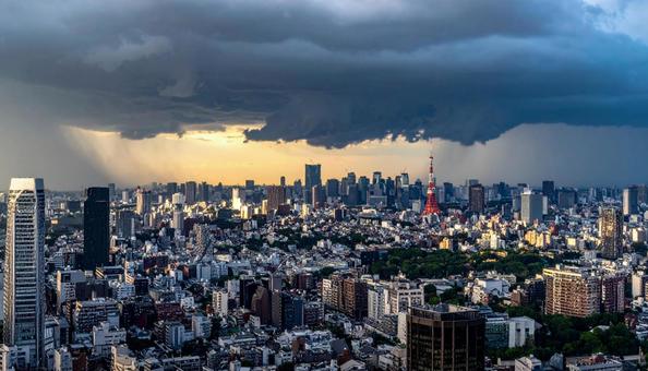 台風が近づいている都会の街並みと空 台風が近づいている都会の街並みと空の写真