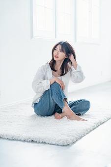 髪の毛に触れる女性 髪,ヘアスタイル,ヘアケアの写真素材