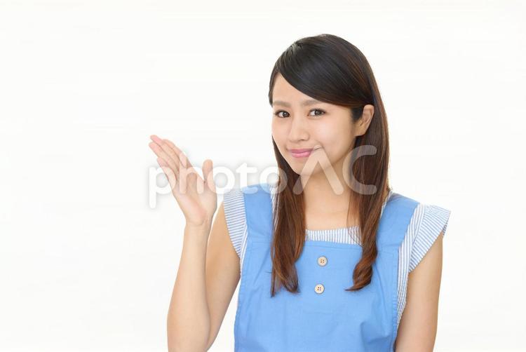 案内する笑顔の女性 女性,女,主婦の写真素材