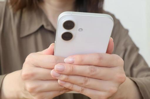 スマホを持つ女性 スマホを持つ女性 スマホ,女性,ビジネスの写真素材