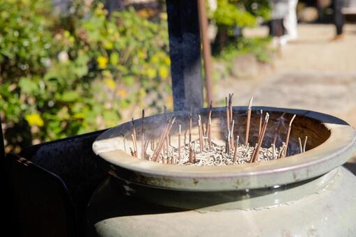 本殿前の線香 香炉,線香,参拝の写真素材