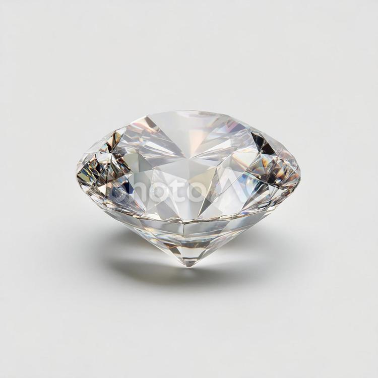 光が反射する透明な宝石：ダイヤモンド ダイヤモンド,宝石,ジュエリーの写真素材