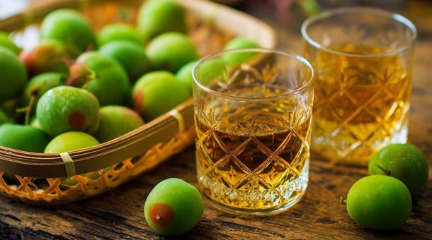光あふれる梅酒と青梅・自家製・果実酒 光あふれる梅酒と青梅・自家製・果実酒の写真