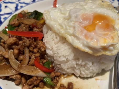 美味しそうに盛ったガパオライス、タイ料理 美味しそうに盛ったガパオライス、タイ料理 ガパオライス,タイ料理,目玉焼きの写真素材