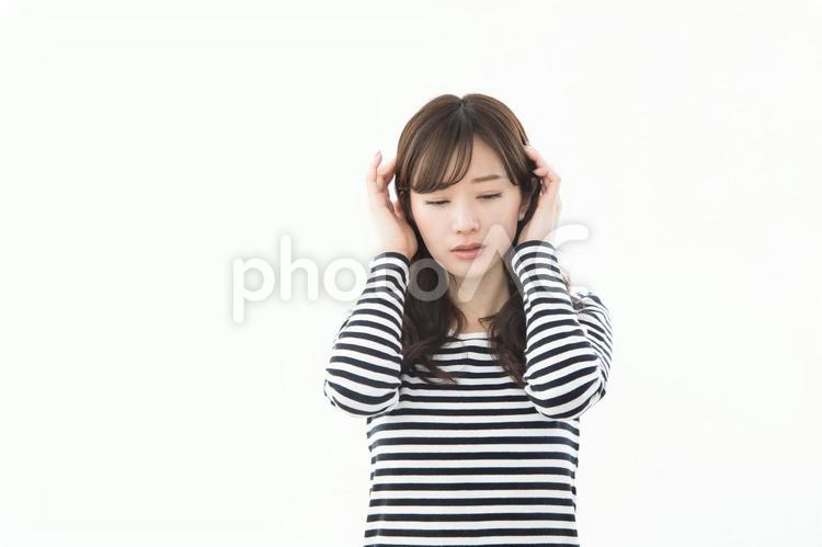 若い女性　ボーダー　ネガティブ　頭痛 女性,人物,かわいいの写真素材