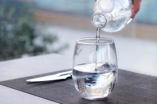 コップにお水を注ぐ 3 注ぐ,水,お水の写真素材