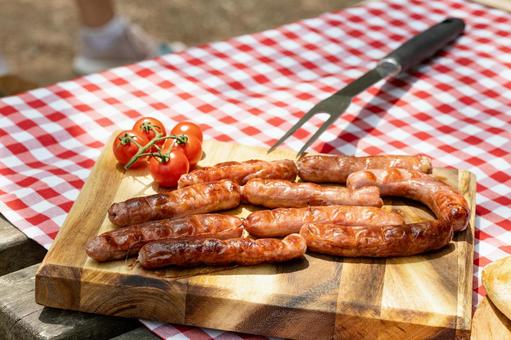 プレートの上のソーセージとバーベキューフォーク ソーセージ,焼き目,焦げ目の写真素材